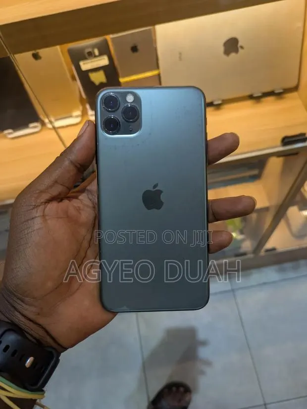 Apple iPhone 11 Pro Max 64 GB Gray · Photo 1