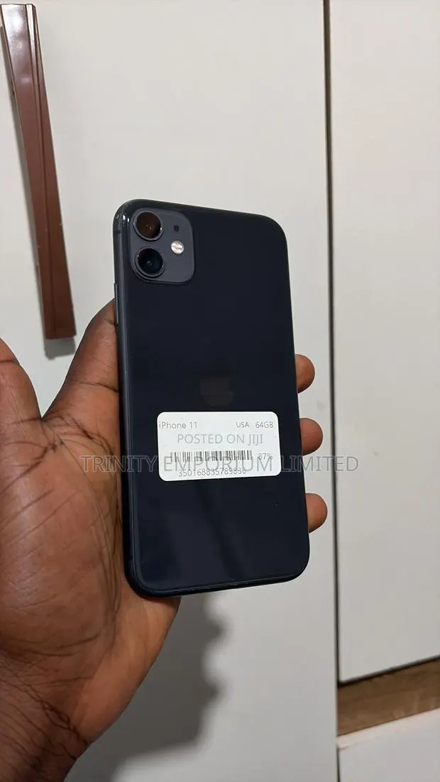 Apple iPhone 11 64 GB Black · Photo 1