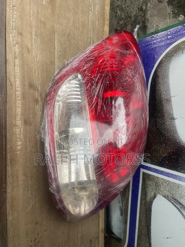 Toyota Tundra 2003 Taillight · Photo 1