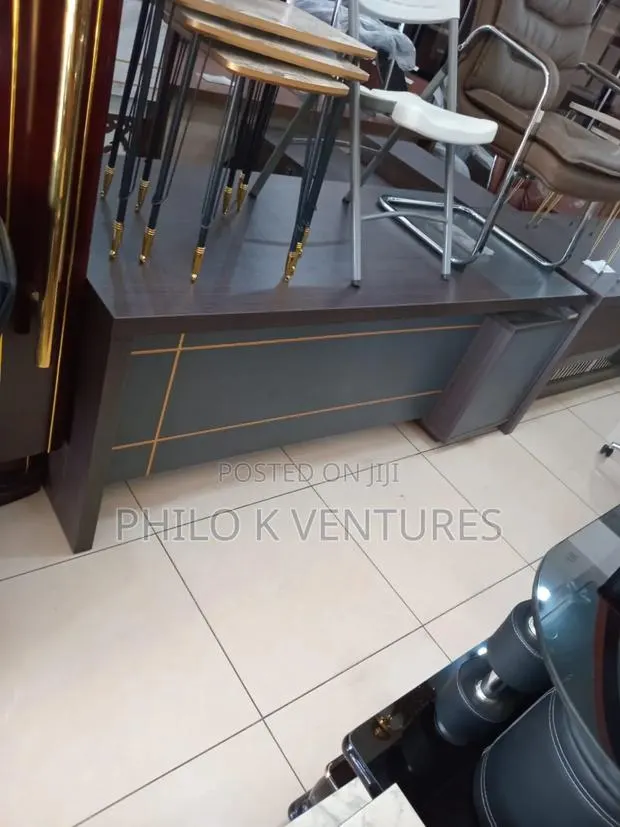 Wooden Manager Table at Affordable Price · Photo 1