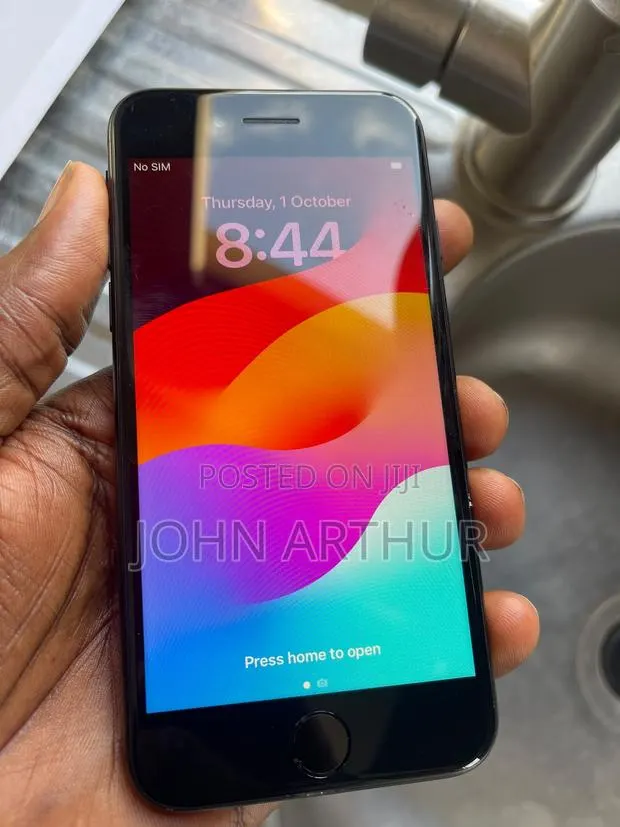 Apple iPhone SE (2020) 64 GB Black · Photo 1