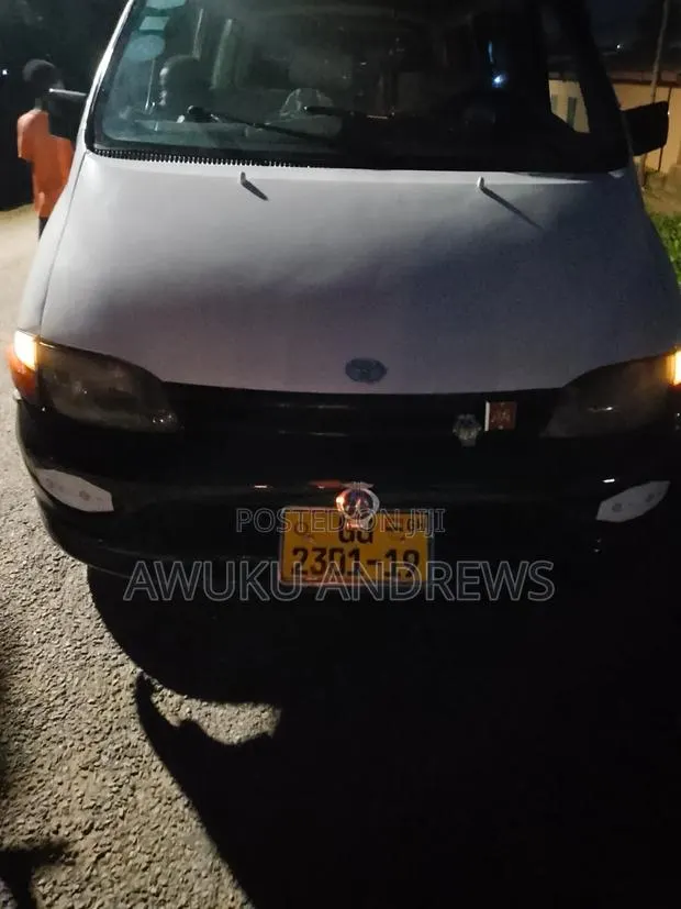 Toyota HiAce 1997 White · Photo 1