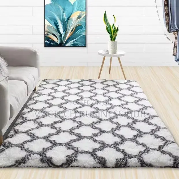 Fluffy Carpet - White and Black (150*220cm) · Photo 1