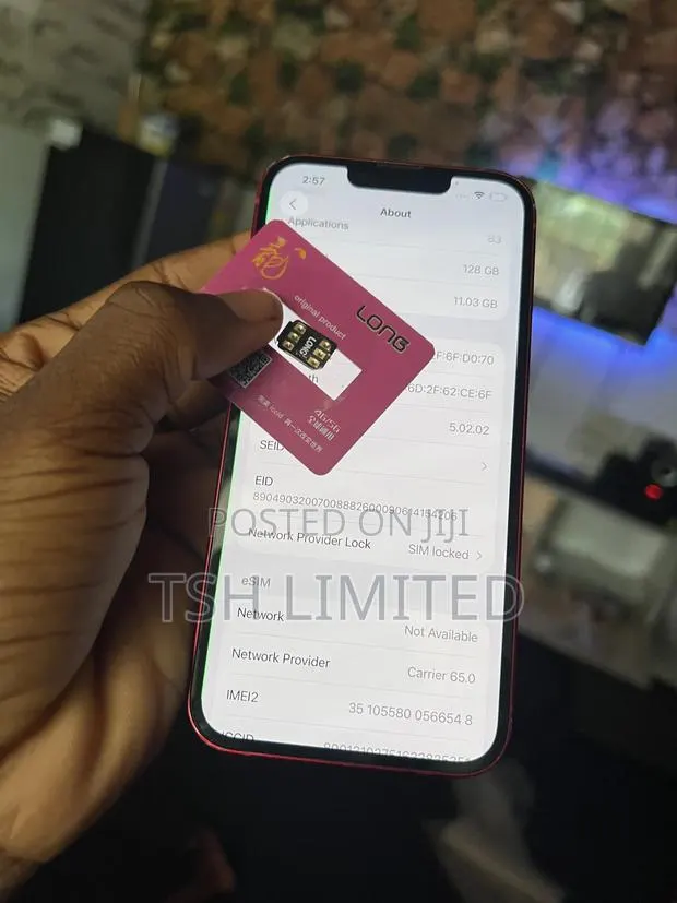 Apple iPhone 13 128 GB Red · Photo 1