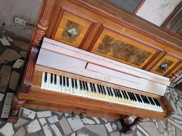 Neumeyer Upright Acoustic Piano · Photo 1