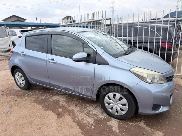 Toyota Vitz 1.3 FWD 5dr 2013 Blue · Photo 1