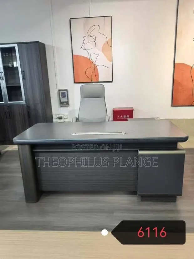 Executive Office Desk in Blueish Design. · Photo 1