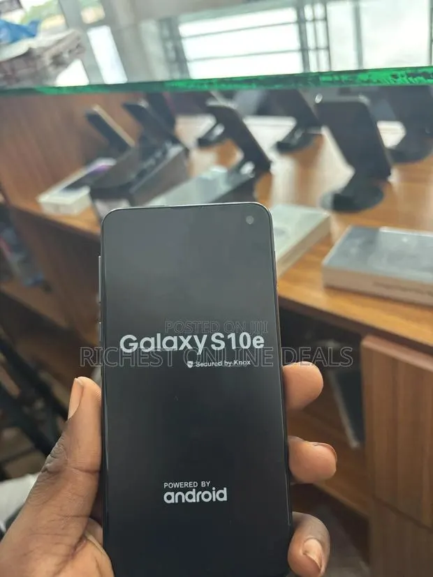 Samsung Galaxy S10e 128 GB Black · Photo 1