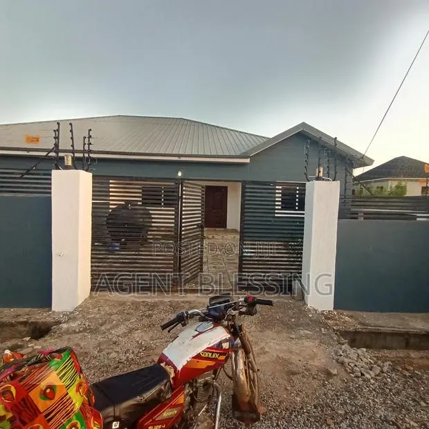 3bdrm House in Community 25, Tema Metropolitan for rent