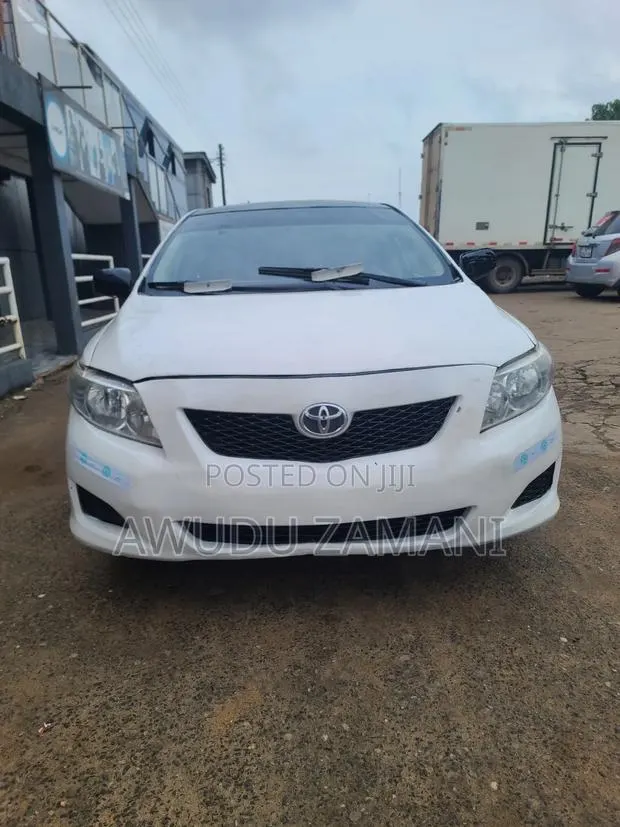 Toyota Corolla LE 4dr Sedan (1.8L 4cyl 4A) 2010 White · Photo 1