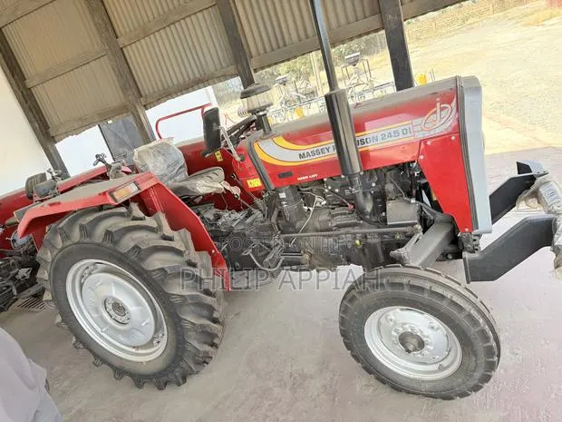 Massey Ferguson Tractor · Photo 3