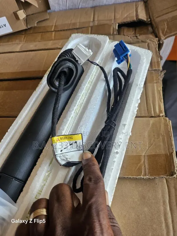 Mercedes Benz GLA 250 2013/2015/2018/2020 Electronic Boot Shocks · Photo 1