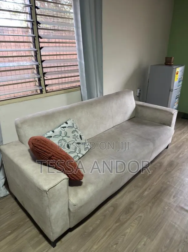 3 Seater Couch · Photo 1