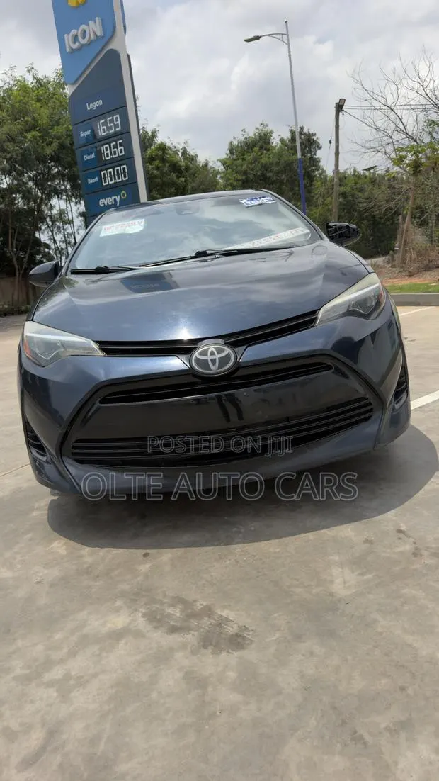 Toyota Corolla LE (1.8L 4cyl 2A) 2018 Blue · Photo 1