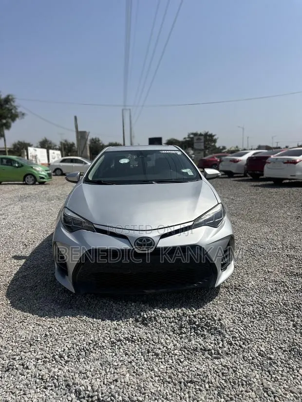 Toyota Corolla SE 4dr Sedan (1.8L 4cyl CVT) 2017 Silver · Photo 1