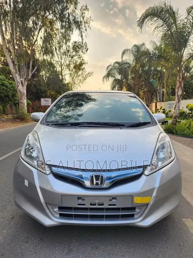 Honda Fit 2012 Silver · Photo 1