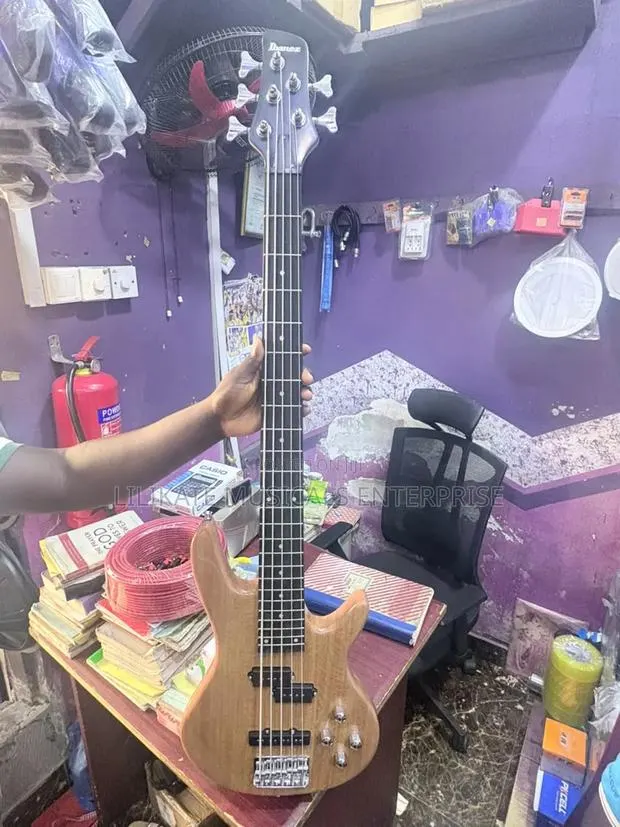 Passive Ibanez 5 Strings · Photo 1
