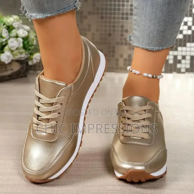Ladies Sneakers · Photo 1