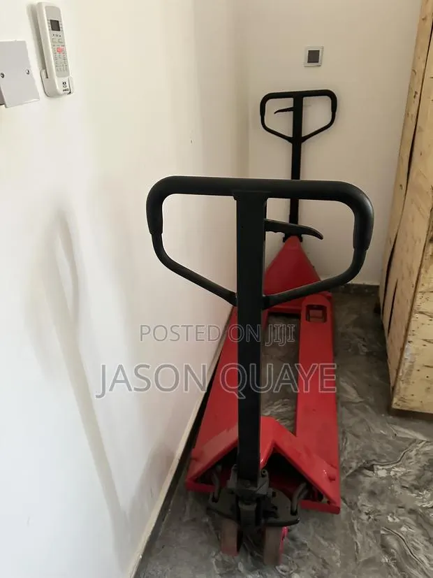 Heavy-Duty Hydraulic Pallet Jack · Photo 1
