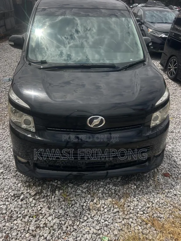 Toyota Voxy V 4WD 8-Seater 2013 Matt Black · Photo 1
