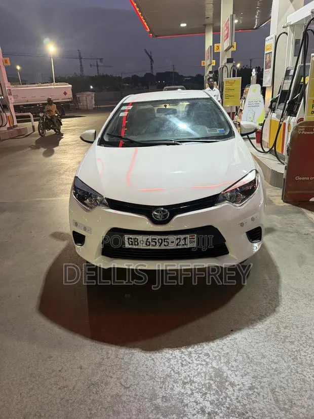 Toyota Corolla 2015 White · Photo 1