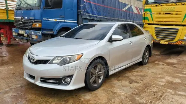 Toyota Camry 2014 Silver · Photo 1