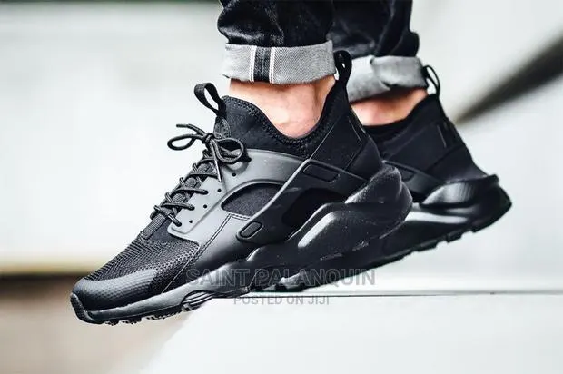 Nike Huarache Triple Black · Photo 1