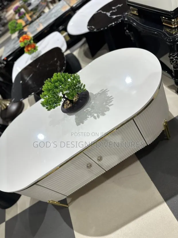 An Eye Catching and Classic Marble Center Table · Photo 1