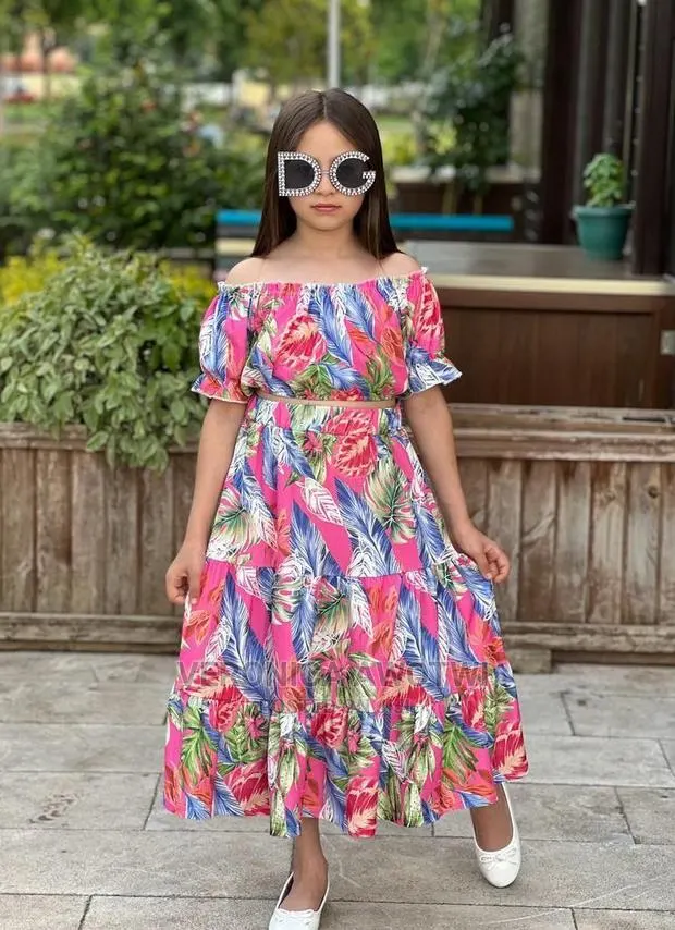 Beautiful Floral Skirt and Blouse · Photo 1