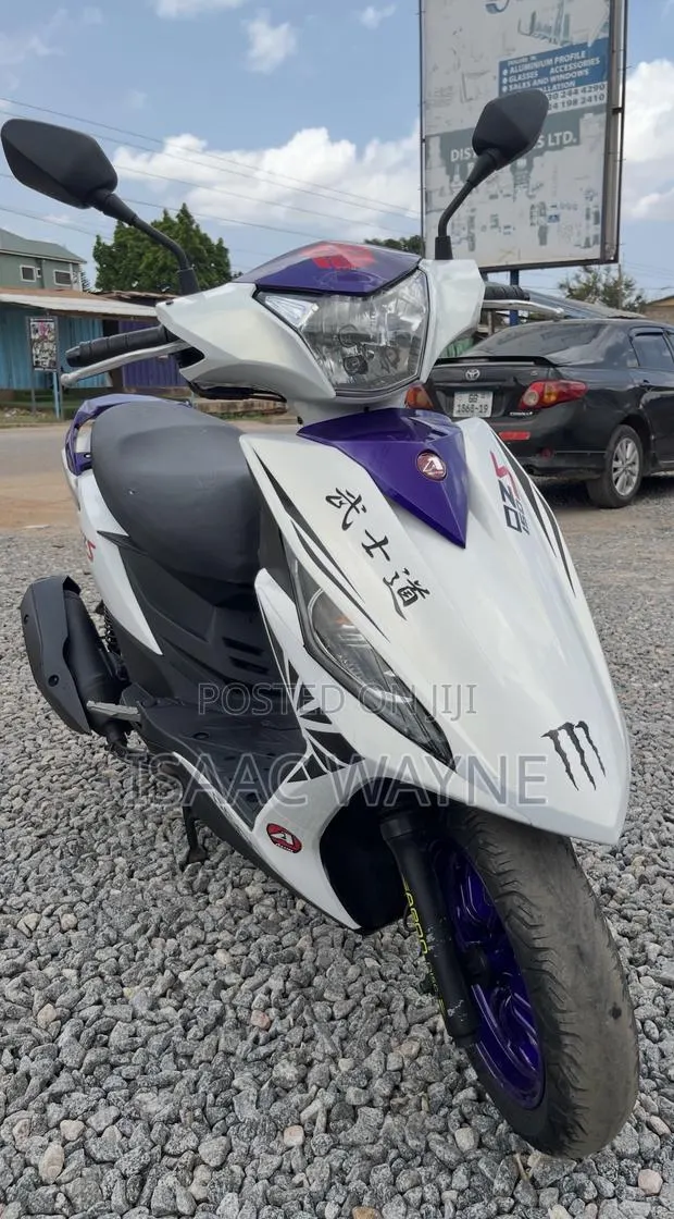Motorcycle 2021 White · Photo 1