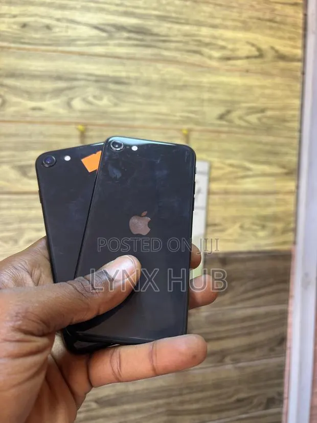 Apple iPhone SE (2020) 64 GB Black · Photo 1