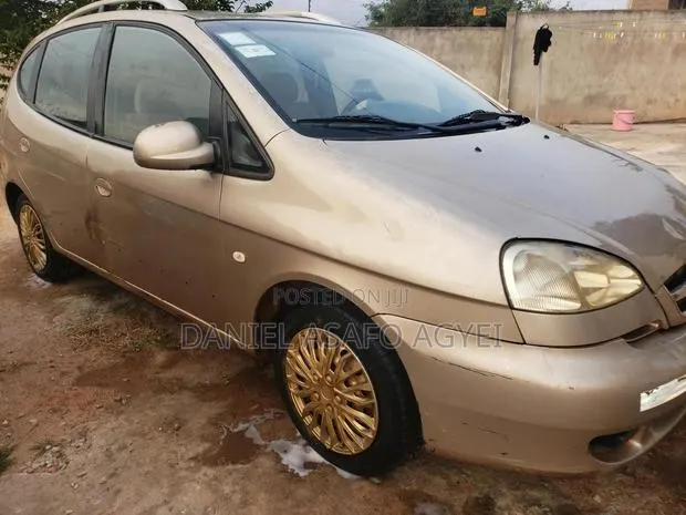 Chevrolet Rezzo 1.6 SE 2010 Gold · Photo 1