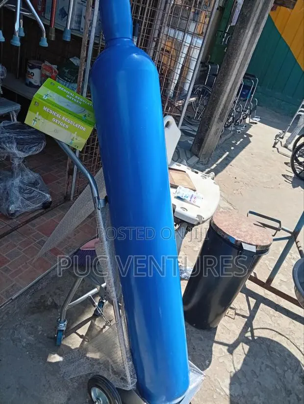 Oxygen Cylinder With Flowmeter and Trolley (40L) · Photo 1