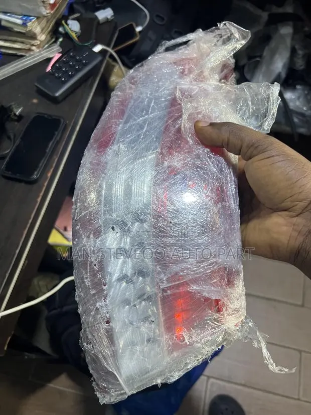 Toyota Camry Tail Lights 2010-2011pair · Photo 1