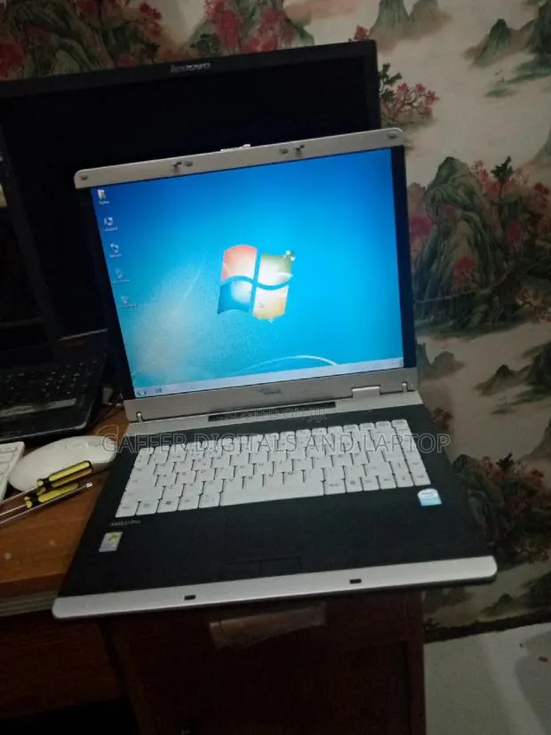 New Laptop Fujitsu Amilo Pi3525 2GB Intel Core 2 Duo HDD 160GB · Photo 1