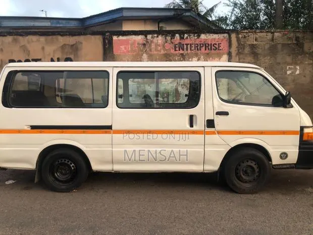 Toyota HiAce 2003 White · Photo 1