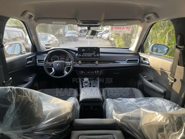 Mitsubishi Outlander SE 2023 White · Photo 1