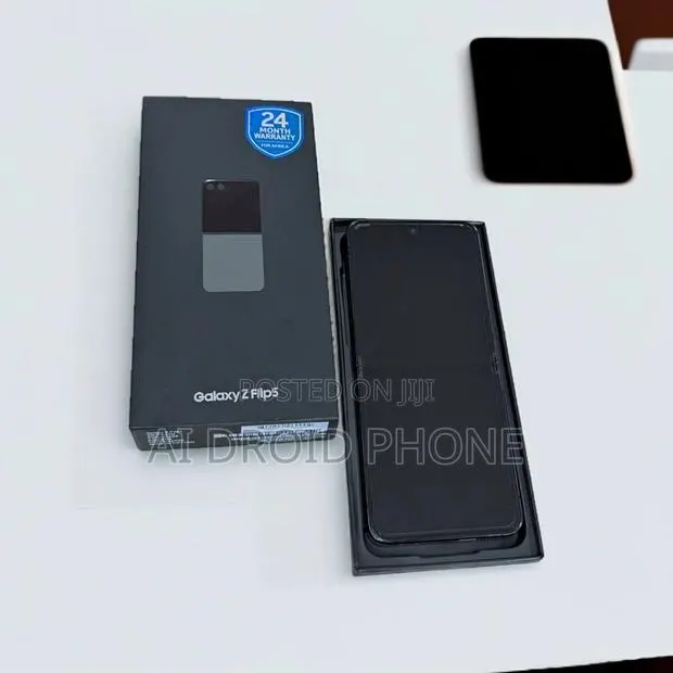 New Samsung Galaxy Z Flip 5 256 GB Blue · Photo 1