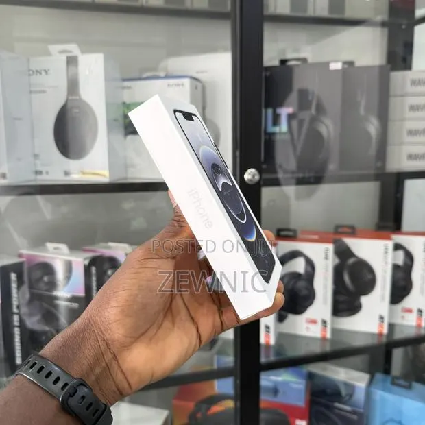 New Apple iPhone 16e 128 GB White · Photo 1