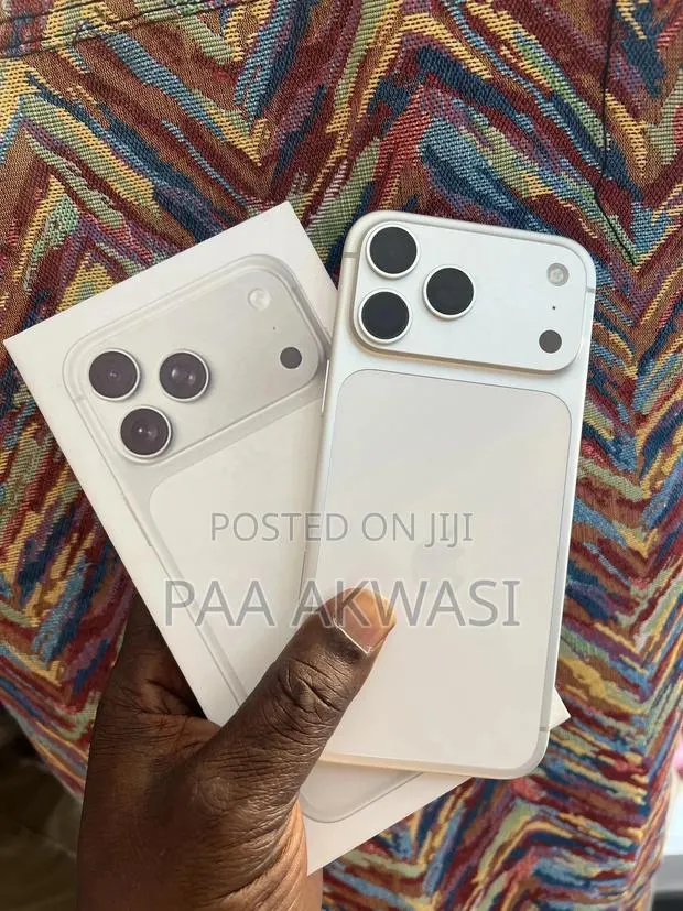 Apple iPhone 17 Pro Max 1 TB Silver · Photo 1