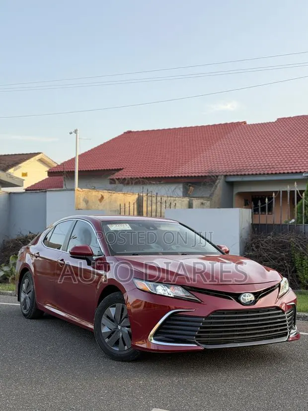 Toyota Camry LE 2021 Red · Photo 1