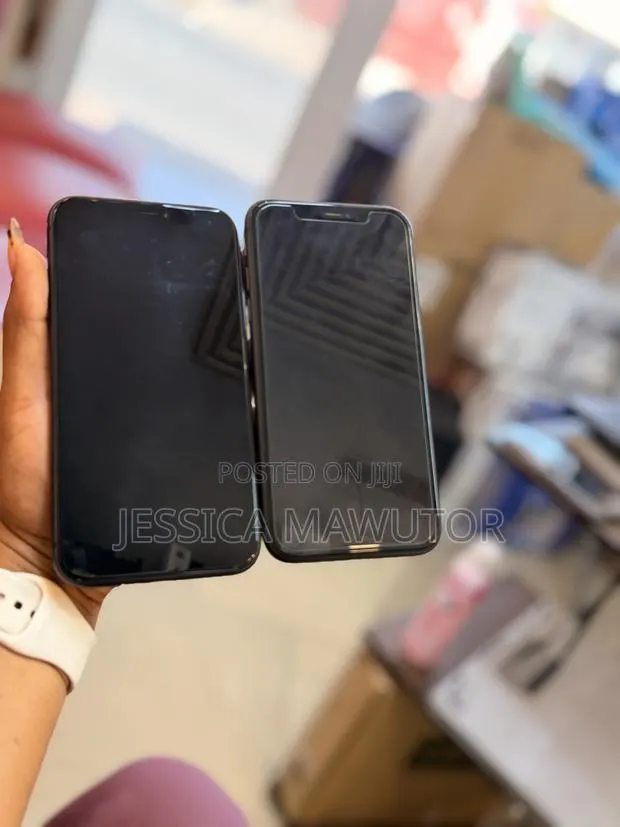 Apple iPhone 11 64 GB Black · Photo 1