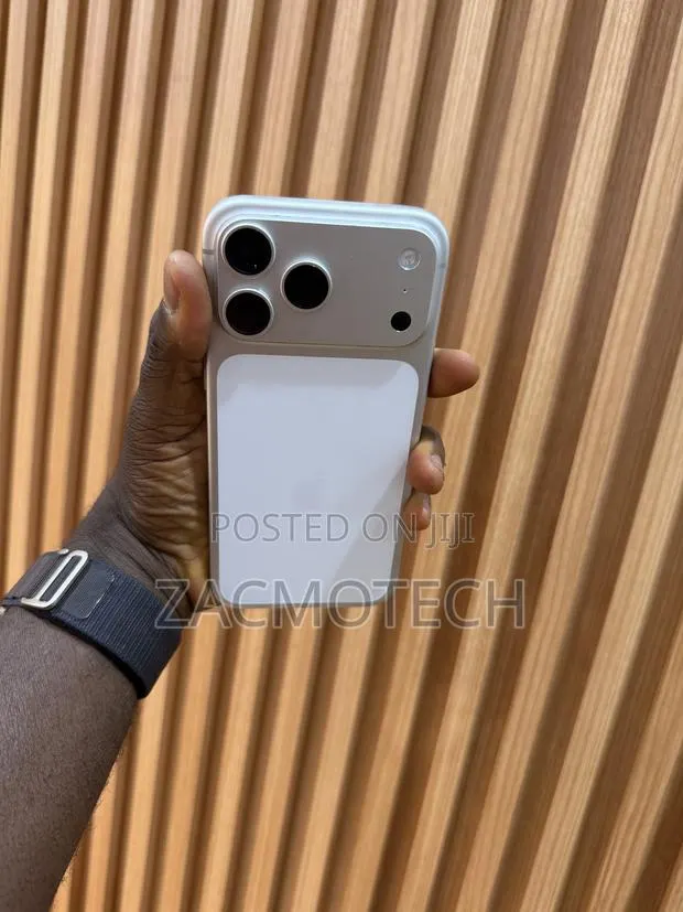 Apple iPhone 17 Pro Max 2 TB Silver · Photo 1