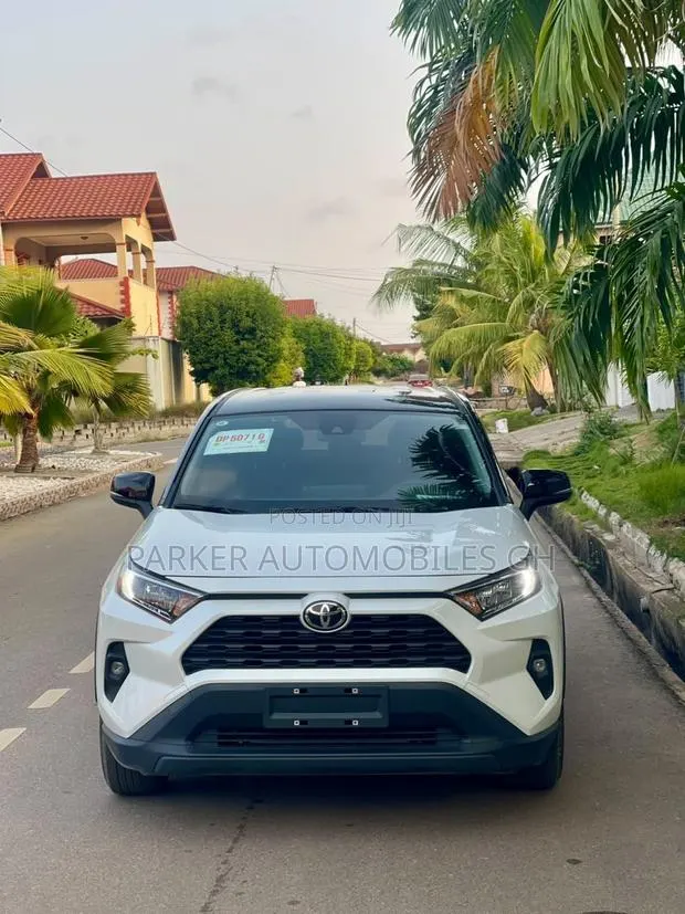 Toyota RAV4 XLE 2025 White · Photo 1