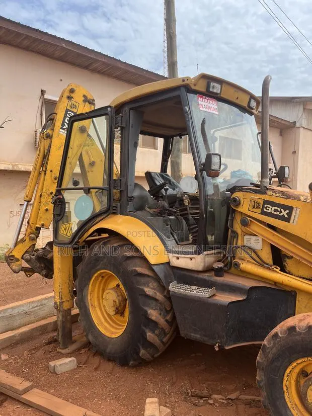 A Strong and Reliable Backed Loader With a Fast Hydraulic System · Photo 1