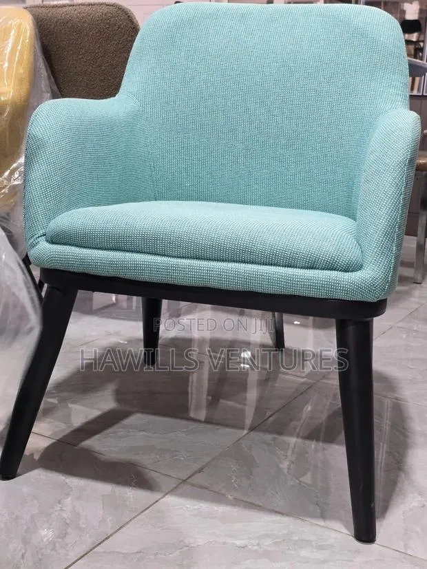 Armchair With Black Legs. · Photo 1