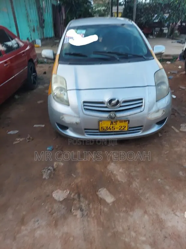 Toyota Vitz 2010 Silver · Photo 1