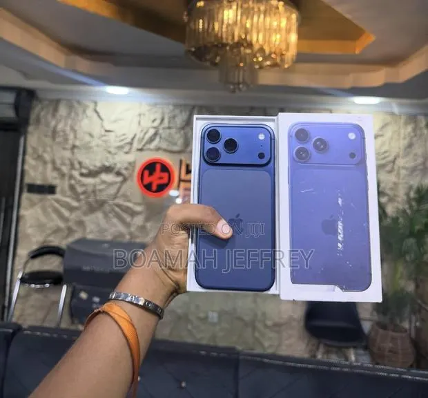 Apple iPhone 17 Pro Max 256 GB Blue · Photo 1