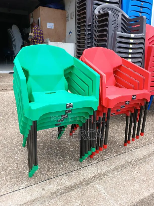 Plastic Chair With Metal Legs · Photo 1