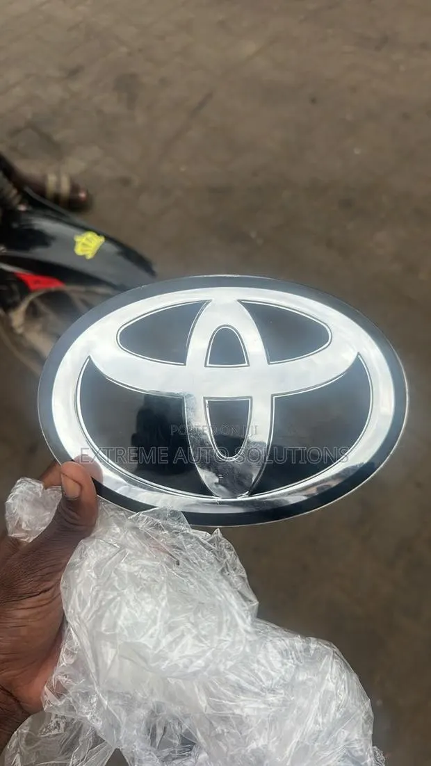 Toyota Tacoma 2016- 2020 Front Grille Emblem · Photo 1